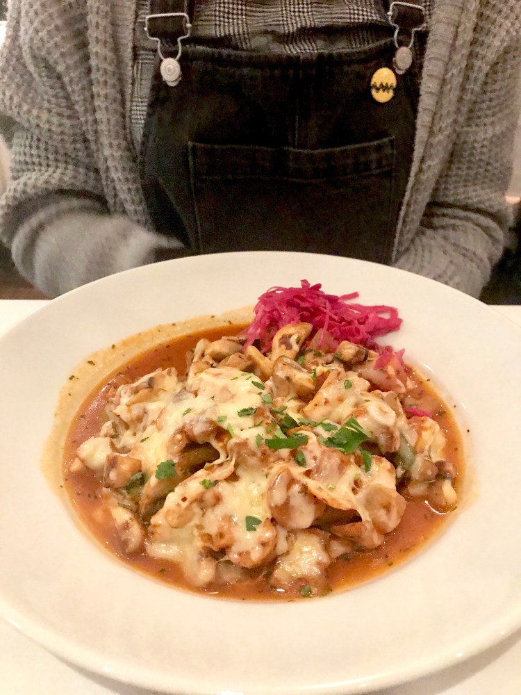 Mantar – Mushrooms cooked with tomatoes, onions, red & green peppers, topped with kashar cheese.