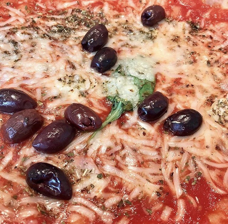 Organic tomato, garlic, basil & oregano with olives